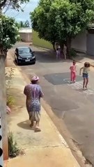 Idosa joga balde d’água e acaba com linhas de ‘amarelinha’ de crianças na rua