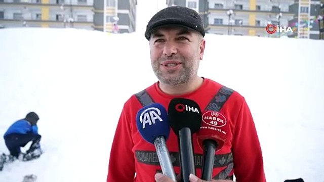 Lala Vadisi’nde naylon poşetlerle kayarak karın keyfini çıkardılar