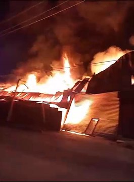 Escobedo: Incendio provoca desalojos y consume fábrica de plásticos (VIDEO)
