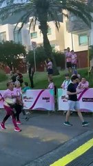 Corren por mujeres que luchan contra el cáncer de mama