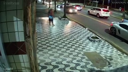 Motorista de porsche que chutou cabeça de idoso em Praia Grande é procurado; NOVAS IMAGENS