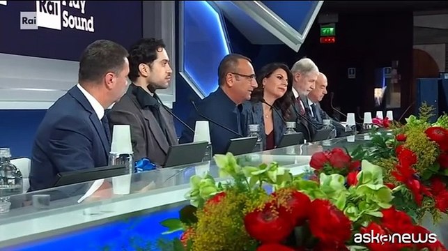 Carlo Conti dive a sorpresa: «Roberto Benigni stasera ospite all'Ariston»