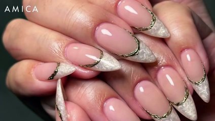 Le unghie perlate sono (ancora) la manicure del momento