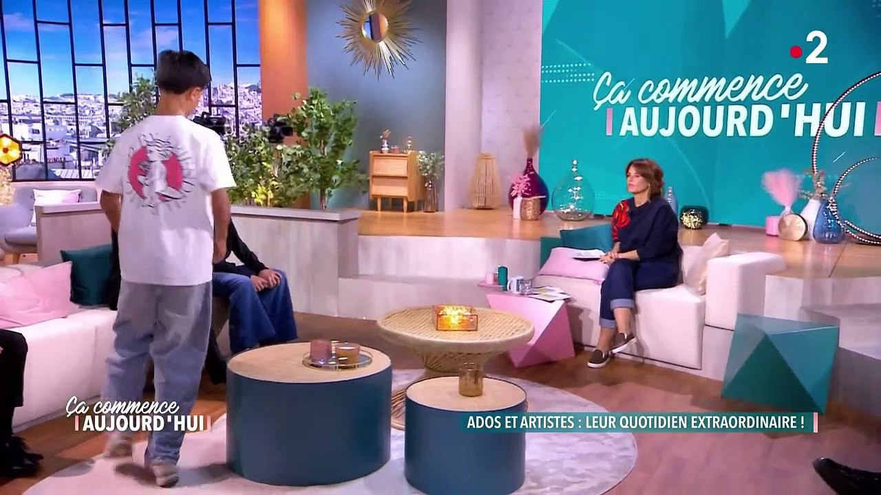 Issu de la célèbre famille Bouglione, Juliano s'est confié sur sa scolarité un peu particulièrement face à Faustine Bollaert dans l'émission Ça commence aujourd'hui sur France 2.Crédit : Ça commence aujourd'hui/France 2