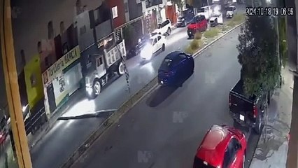 Grúa aplasta camioneta en Hacienda Narro: VIDEO