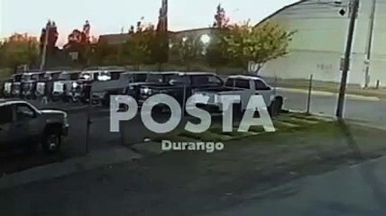 Video: Sujetos lanzan mochila con explosivo a lote de autos de Durango