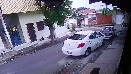 Suspeitos abandonam carro após atropelamento em Fortaleza