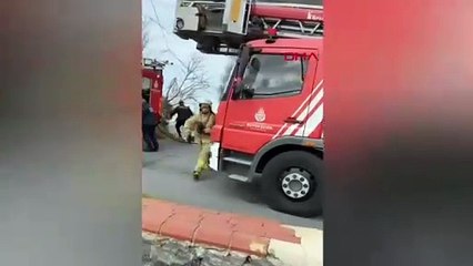 İstanbul- Sarıyer'de 2 katlı binada çıkan yangın söndürüldü