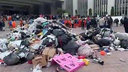 Trabajadores de limpia tiran basura en explanada de Cuauhtémoc por falta de pago