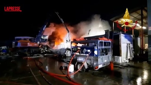Pesaro, in fiamme azienda di rottami ferrosi: non si sono persone coinvolte