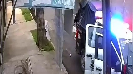 ¡Policías cochinos! Graban a uniformados tirando basura (VIDEO)