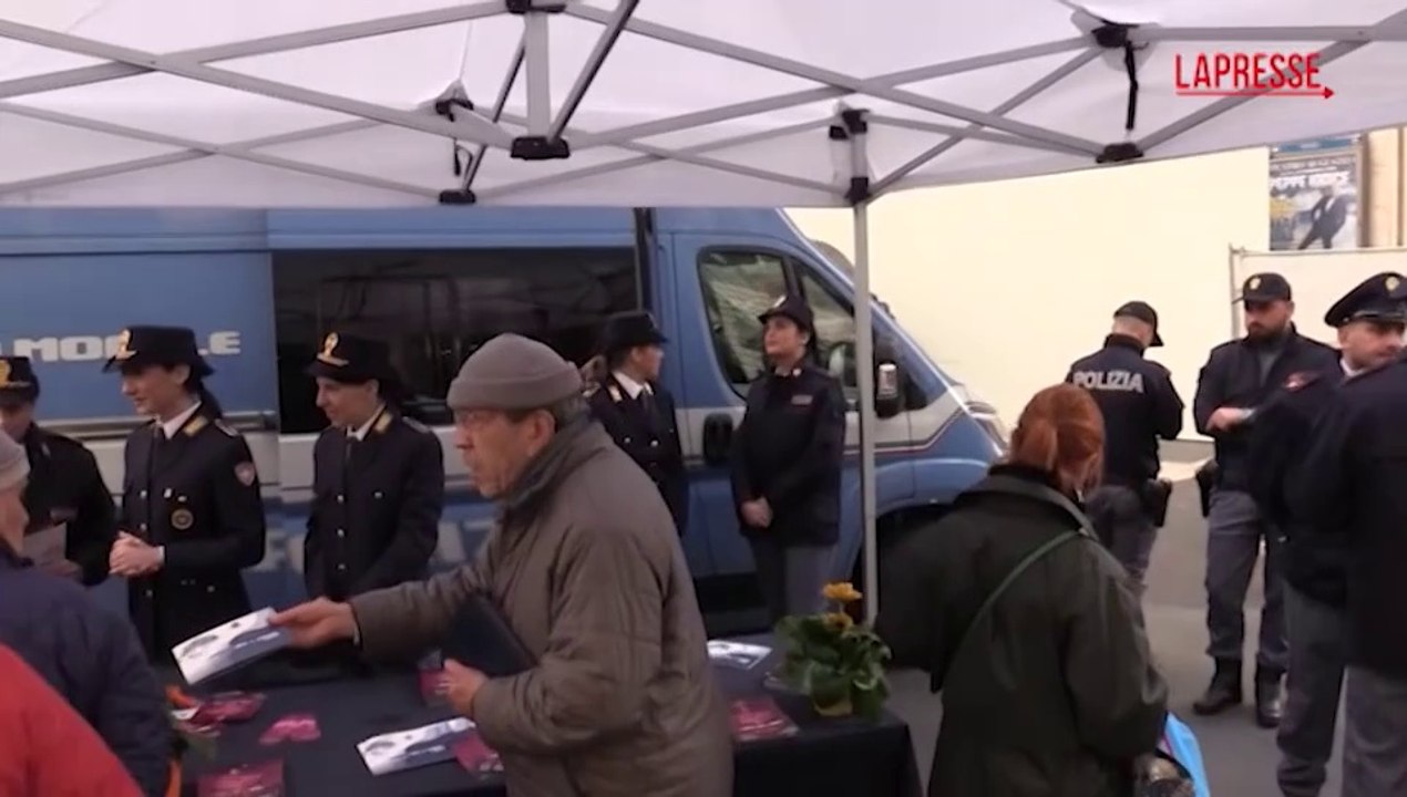 San Valentino, a Napoli camper della Polizia di Stato per la campagna 'Questo non ? amore'