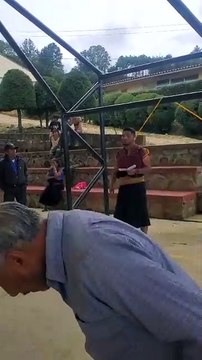 Pobladores de Chayomté, Chiapas, retienen a alcalde en plaza