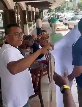 Abuchean a Yunes Linares al salir de un restaurante en Boca del Río