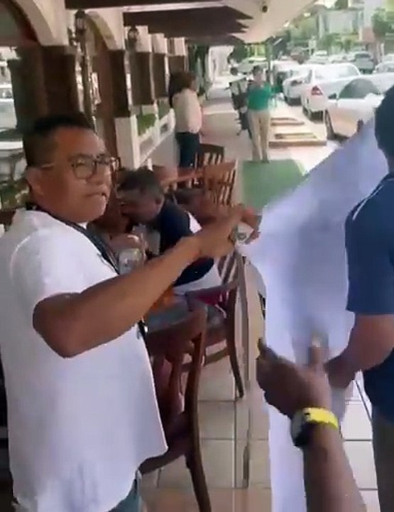 Abuchean a Yunes Linares al salir de un restaurante en Boca del Río