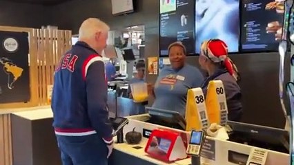 Bill Clinton hace papelón en un Mc Donalds en plena campaña por Kamala Harris