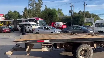 ¡Precaución! Cierre vial en Coacalco por volcadura de camión de carga