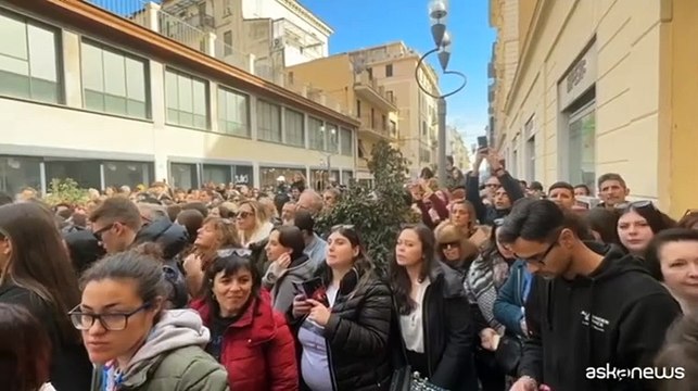Sanremo, bagno di folla ed esibizione live di Achille Lauro in strada