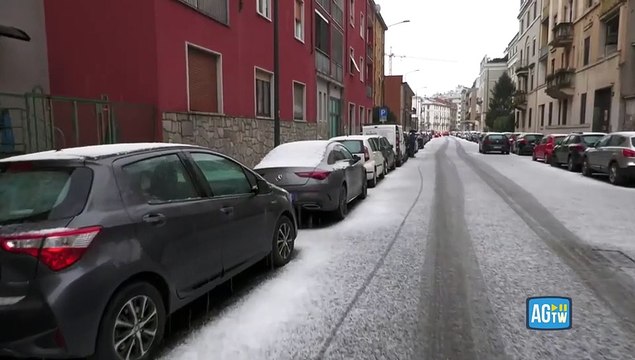Grandinata improvvisa a Milano: strade imbiancate come dopo una nevicata