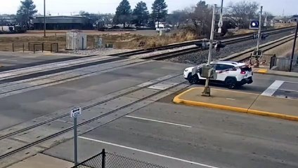 Treno travolge un Suv, l'incidente è terribile