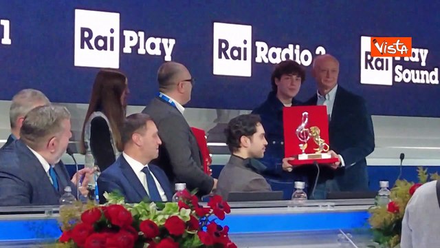 Settembre, vincitore di Sanremo per le nuove proposte, riceve il premio della critica Mia Martini