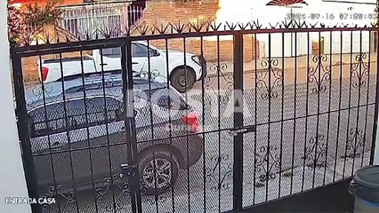 Video: Choca en camioneta contra vehículo estacionado y escapa