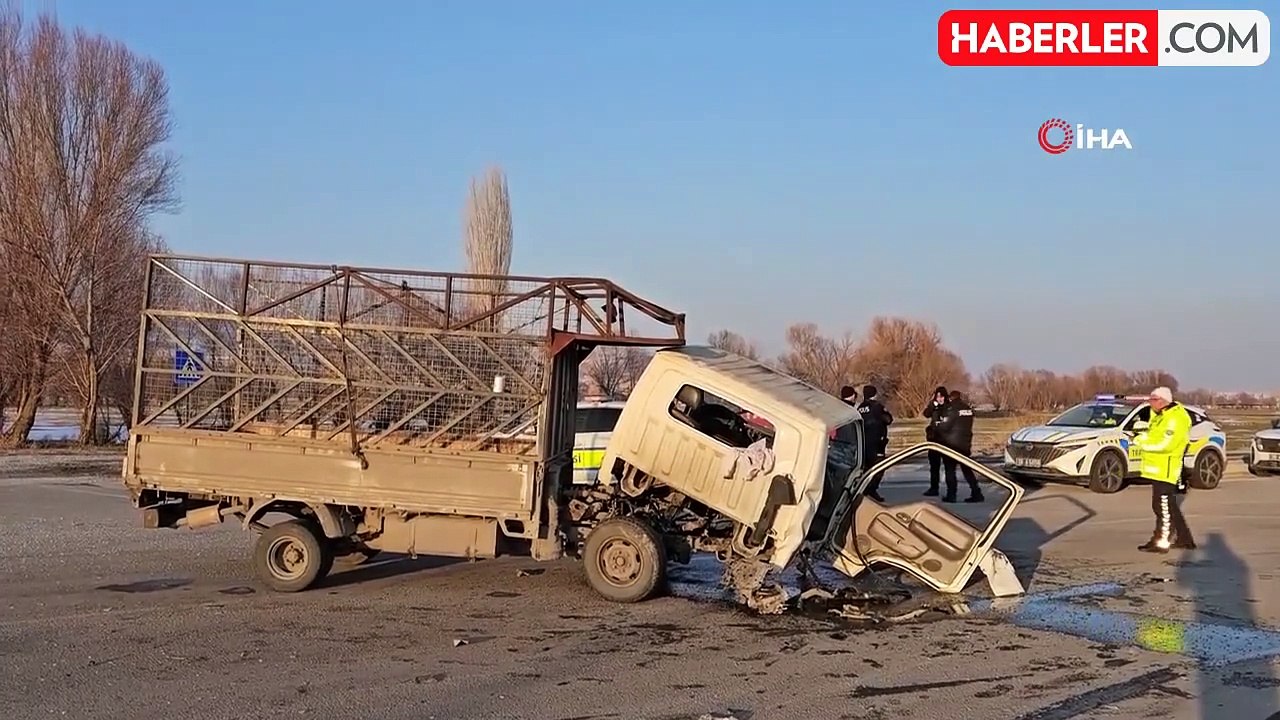Kamyonet ile Sivil Polis Aracı Çarpıştı: 1 Polis Ağır Yaralı