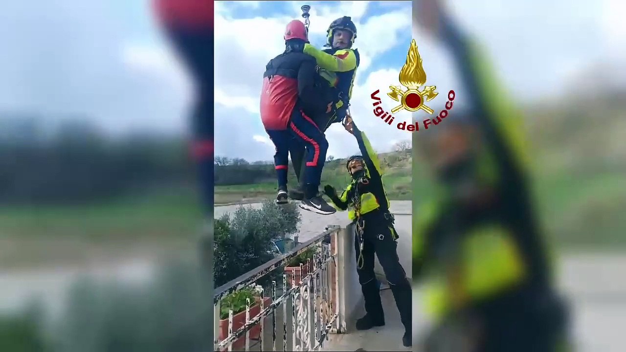 Vigili del fuoco in azione a Tarquinia (VT): migliora la situazione, soccorse quattro persone e un cane