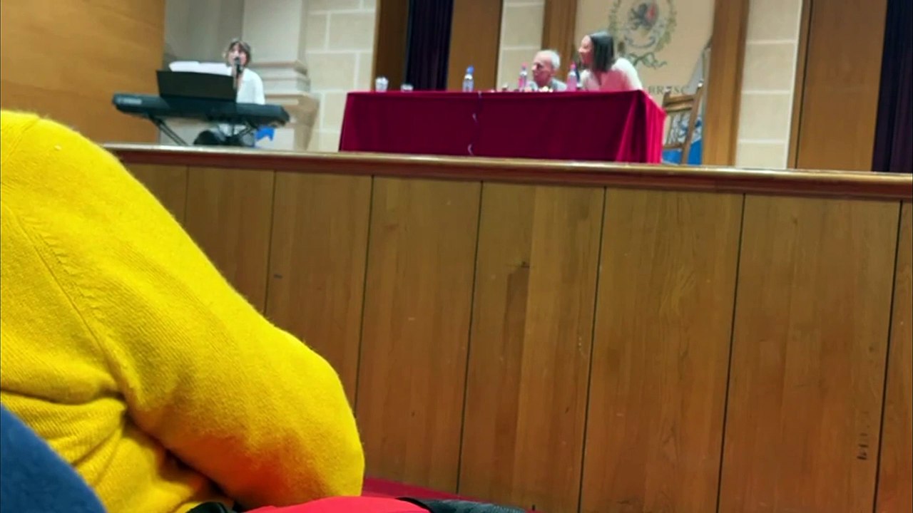 Vecchioni canta «Sogna ragazzo sogna» con una studente del liceo Arnaldo dove insegnava