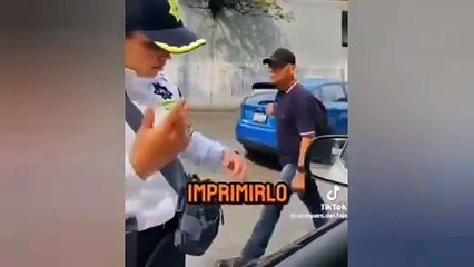 Policía de tránsito recibe mordida en Naucalpan y es grabada (VIDEO)