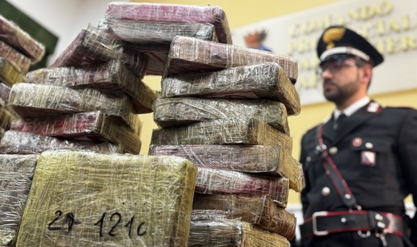 Napoli, sequestrato carico di cocaina del valore di 10 milioni (14.02.25)