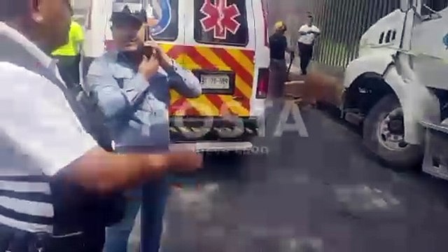 Tráiler sin frenos impacta contra parabús y deja dos muertos en Apodaca