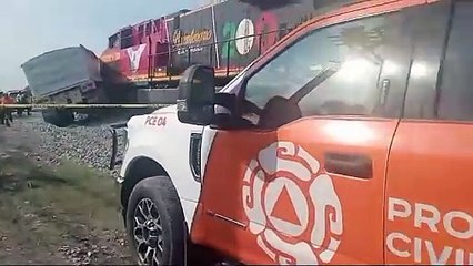 Trailero se salva de morir al chocar con tren en Santa Catarina