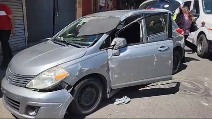 Lavacoches convulsiona en vehículo de su cliente y termina volcado