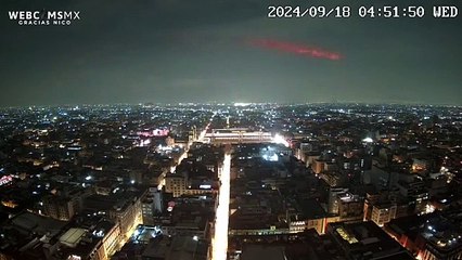 Avistan un inusual objeto luminoso junto a la Torre Latinoamericana en CDMX