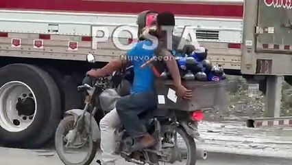 Vuelca tráiler cargado con refrescos y provoca rapiña