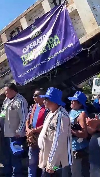 Cecilia Patrón Laviada entrega uniformes a cuadrillas de obras públicas