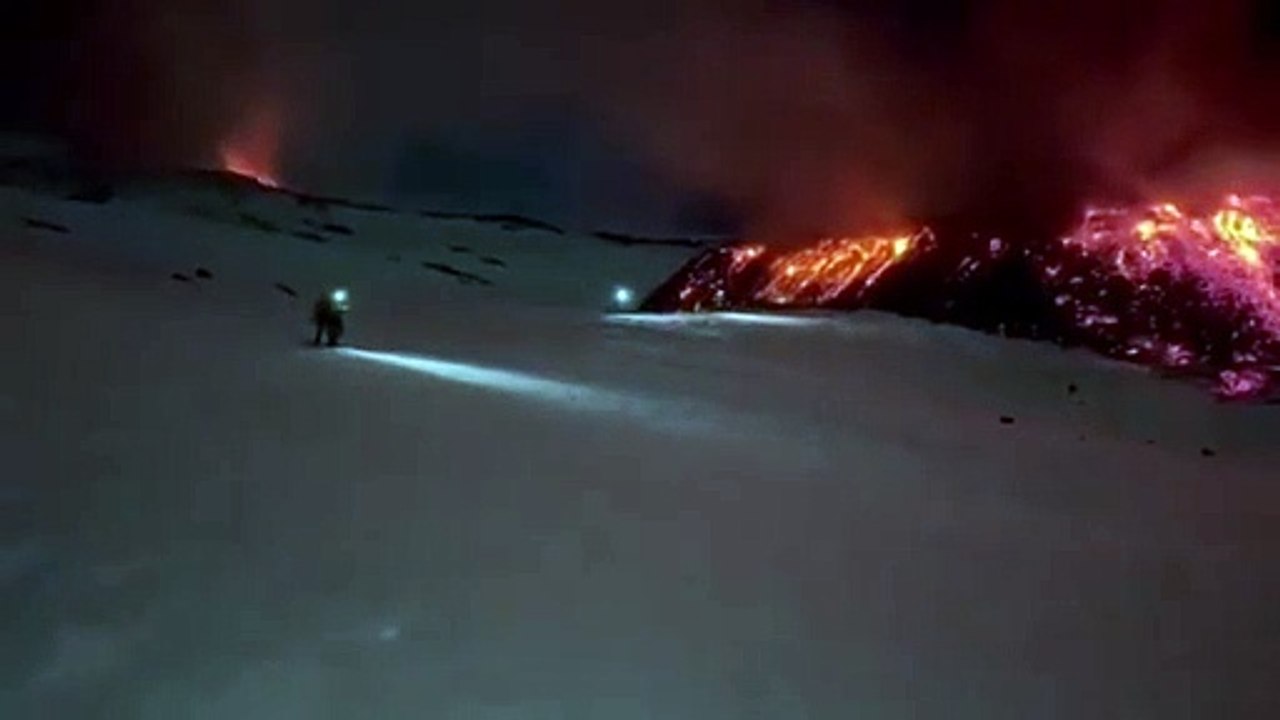 Spectacle saisissant : l’Etna en éruption déverse sa lave sur les pentes enneigées
