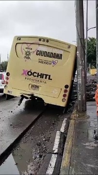 Zanja no señalizada provoca incidente con camión de pasajeros en Iztapalapa