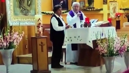 ¡Escándalo en plena misa! Sacerdote arremete contra madre por gritos de su bebé