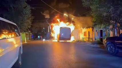 Incendio consume camión urbano en la colonia Caracol