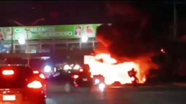 Se incendia camión de pasajeros en San Nicolás