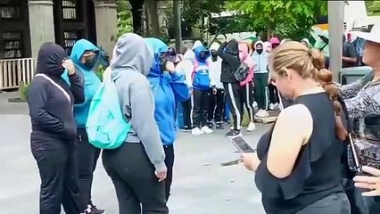 Normalistas de Amilcingo queman colchones frente al Palacio de Gobierno