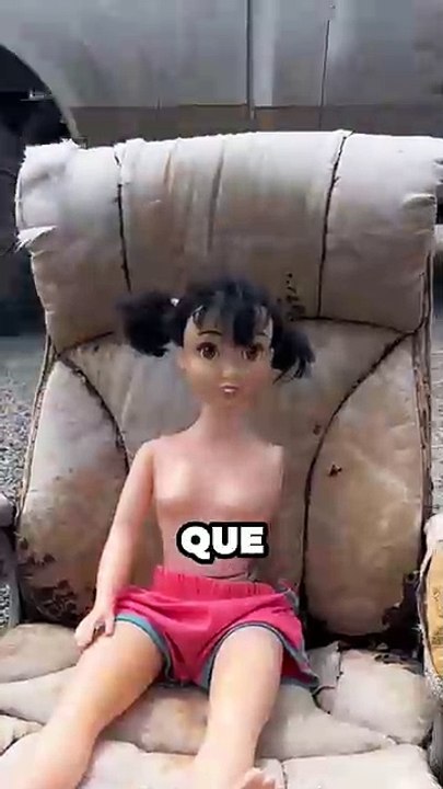 Aparece muñeca cuida baches en Nuevo León