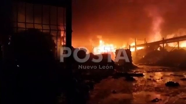 Incendio consume bodega de papel en Santa Catarina