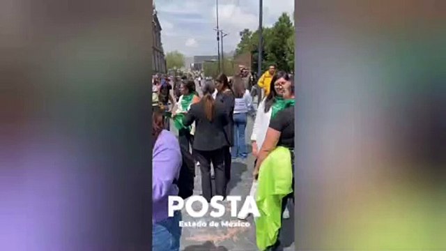 Protestan feministas frente al Congreso de Edomex; exigen despenalizar el aborto