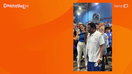 Neguinho da Beija-Flor vai às lágrimas em despedida na quadra da escola