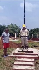 Desesperan habitantes sin luz y amarran a empleado de CFE que acudió a atender