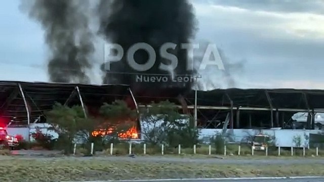 Incendio consume fábrica en Anillo Periférico de Escobedo