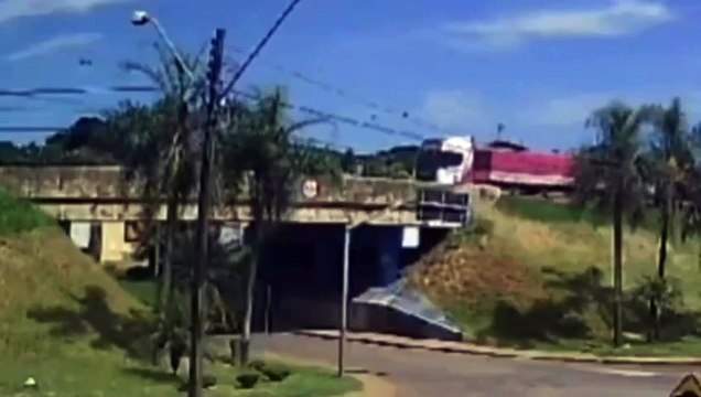 Um caminhão-tanque explodiu após bater de frente com outro veículo de carga, no Paraná
